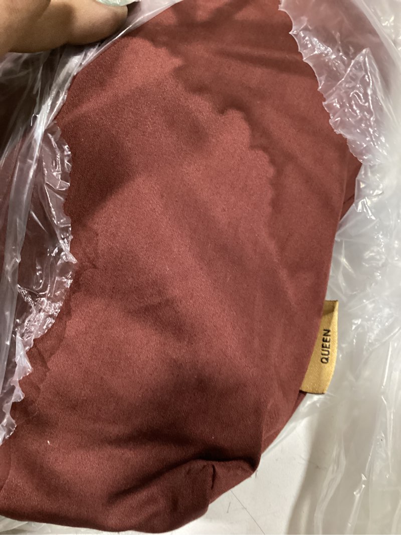 Condition photo showing Good Condition for quince maroon sheet set queen 