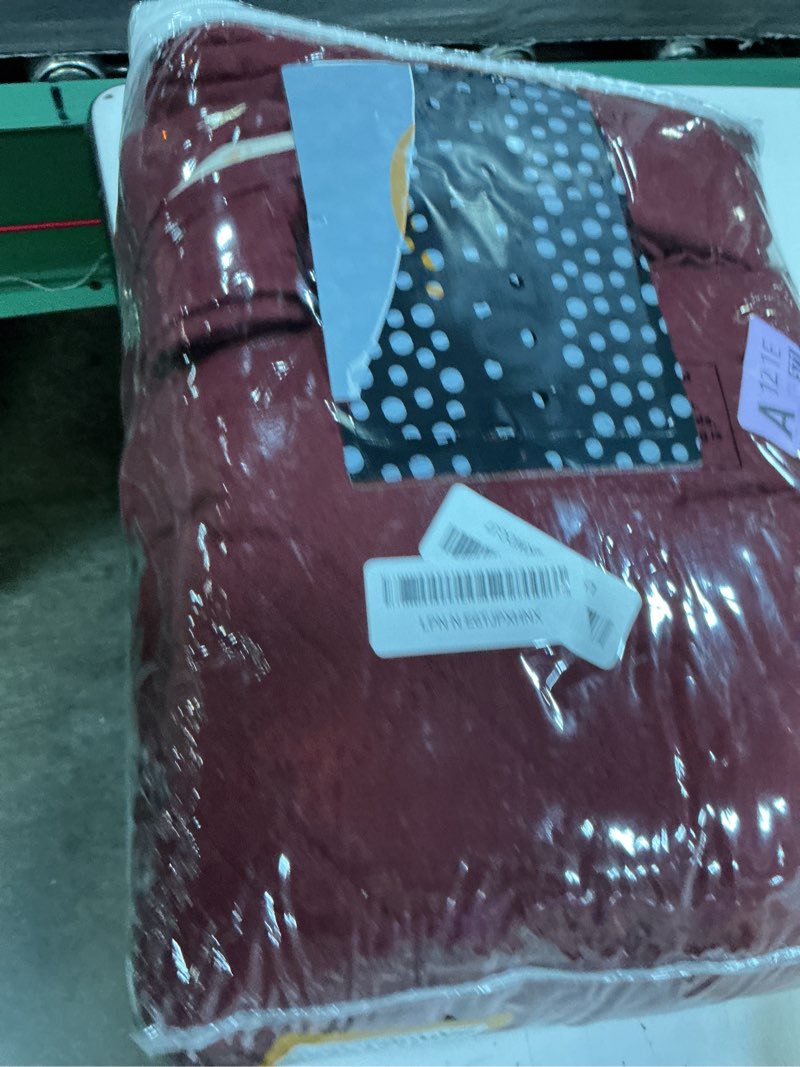 Condition photo showing New/Like New for ameritex couch sofa slipcover 100% waterproof nonslip quilted furniture protector slipcover for dogs, children, pets sofa slipcover machine washable (burgundy, 78")