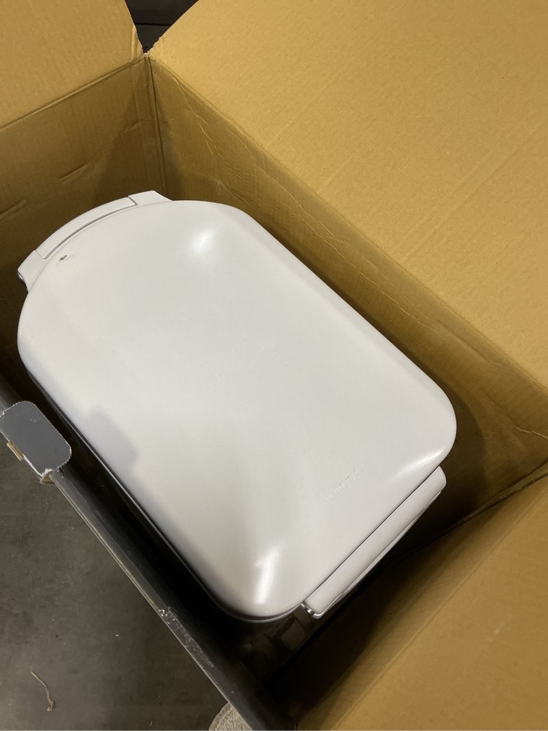 Condition photo showing Good Condition for simplehuman 35 Liter, 40 lb / 18.1 kg X-Large Pet Food Storage Container for Dog Food, Cat Food, and Bird Feed, White X-Large White