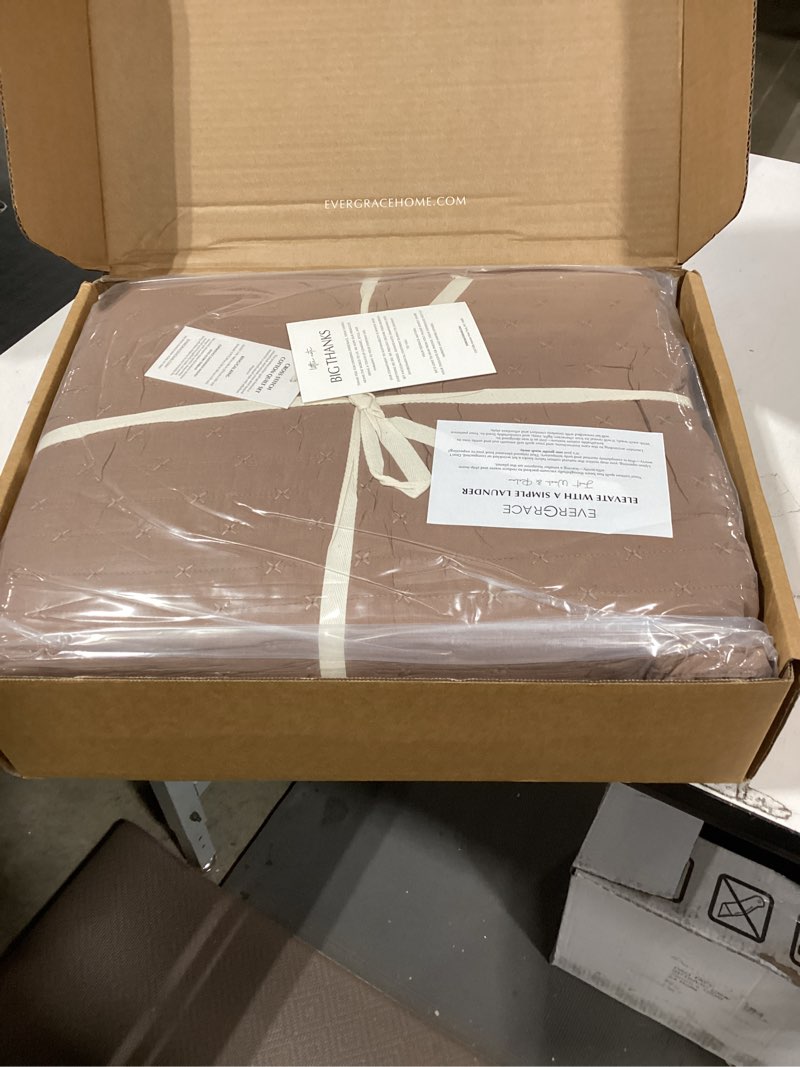 Condition photo showing New/Like New for evergrace cross stitch pre-washed cotton quilt bedding set king size, oversized 3 pieces lightweight bedspread coverlet for all season, with 2 matching shams, camel brown,108"x96" king/cal king (108" x 96") camel brown