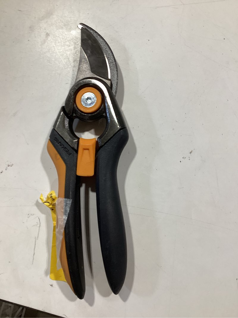 Condition photo showing Good Condition for fiskars ultrasharp forged steel bypass hand pruner with standard handle