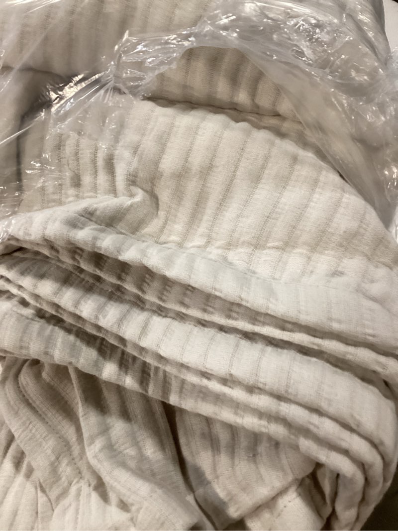 Condition photo showing Good Condition for organic cotton matelasse coverlet, full/queen, sand