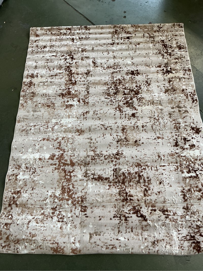 Karenpera area rug . 5 X 7’. Color Beige/L.Beige