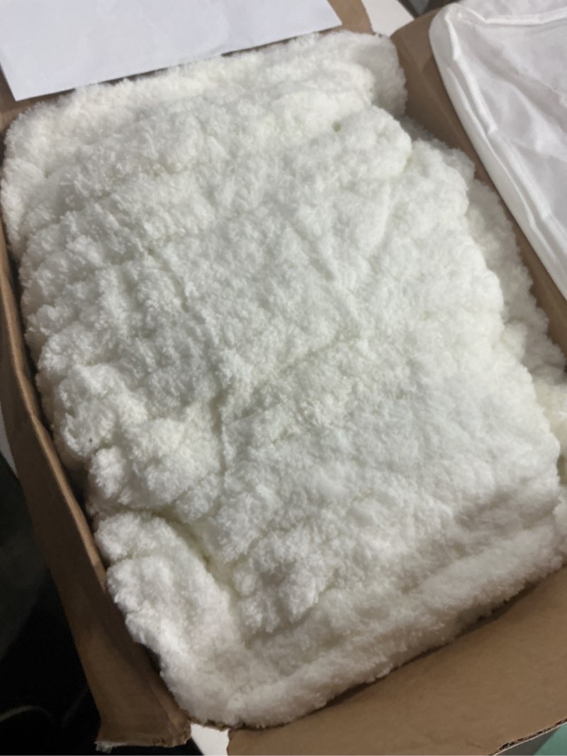 Condition photo showing Good Condition for L'AGRATY Chunky Knit Blanket Throw: Soft Chenille Yarn Throw Blanket 60x80 - Handmade Thick Cable Crochet Blanket - Large Chunky Rope Throw Blanket for Couch Sofa Bed Home Decor(Cream White) Cream White 60"x80"