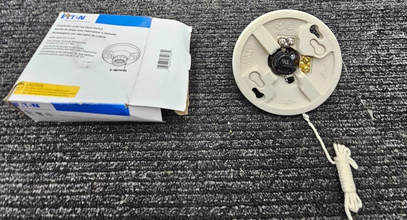 QTY 5) Eaton 659-SP Lampholder w/ Pull Chain Switch 660W 250Vac