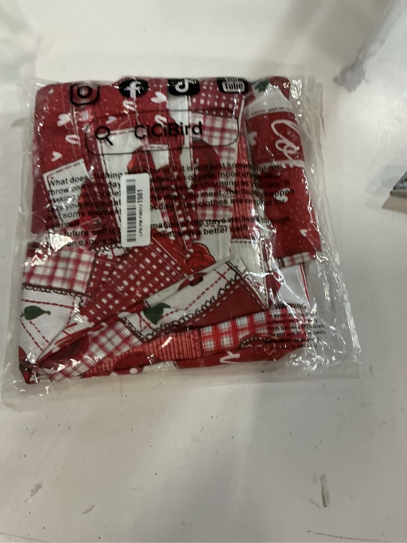 Condition photo showing New/Like New for Horaldaily Valentine Tablecloth 60×120 Inch Rectangular, Patchwork-Style Pattern Rose Red Heart Buff
