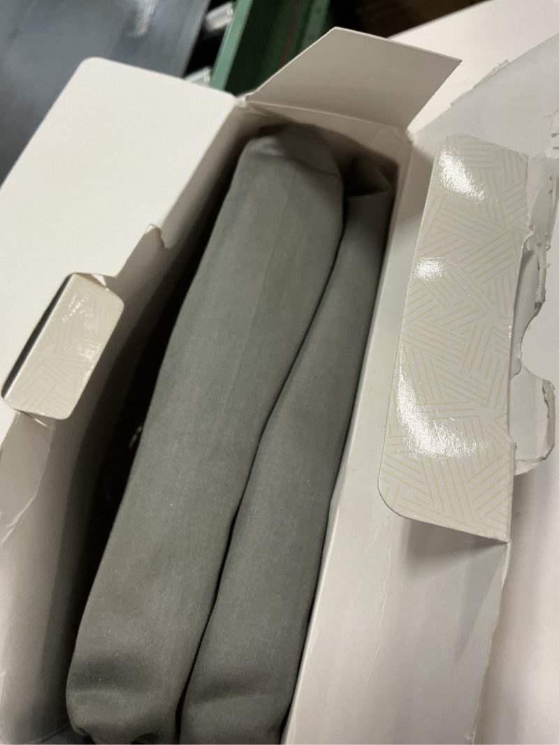 Condition photo showing Good Condition for Mayfair Linen 100% Egyptian Cotton Fitted Sheet Queen Size - Luxury 600 Thread Count Queen Fitted Sheet Only, Soft, Cooling 16" Deep Pocket Bottom Sheets, Sateen Weave, Hotel Quality - Dark Grey Queen 02 - Dark Grey
