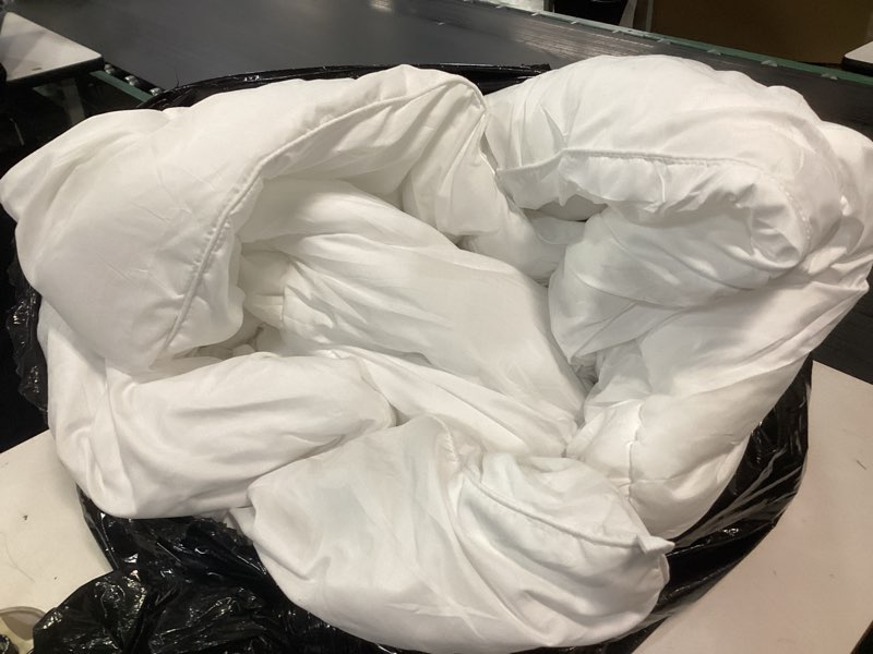Condition photo showing As Is for Soft Oversized XL King Plus Comforter 120"x128" Extra Large Lightweight Down Alternative 8 Corner Tabs Fluffy Breathable Microfiber White White Oversized King Plus(120''x128'')