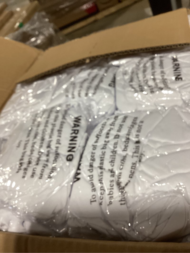 Condition photo showing New/Like New for 100 Pieces White Chair Covers - Versatile Stretch Polyester Spandex Dining Chair Slipcovers for Dining, Party, Wedding, Banquet, and More White 100PCS