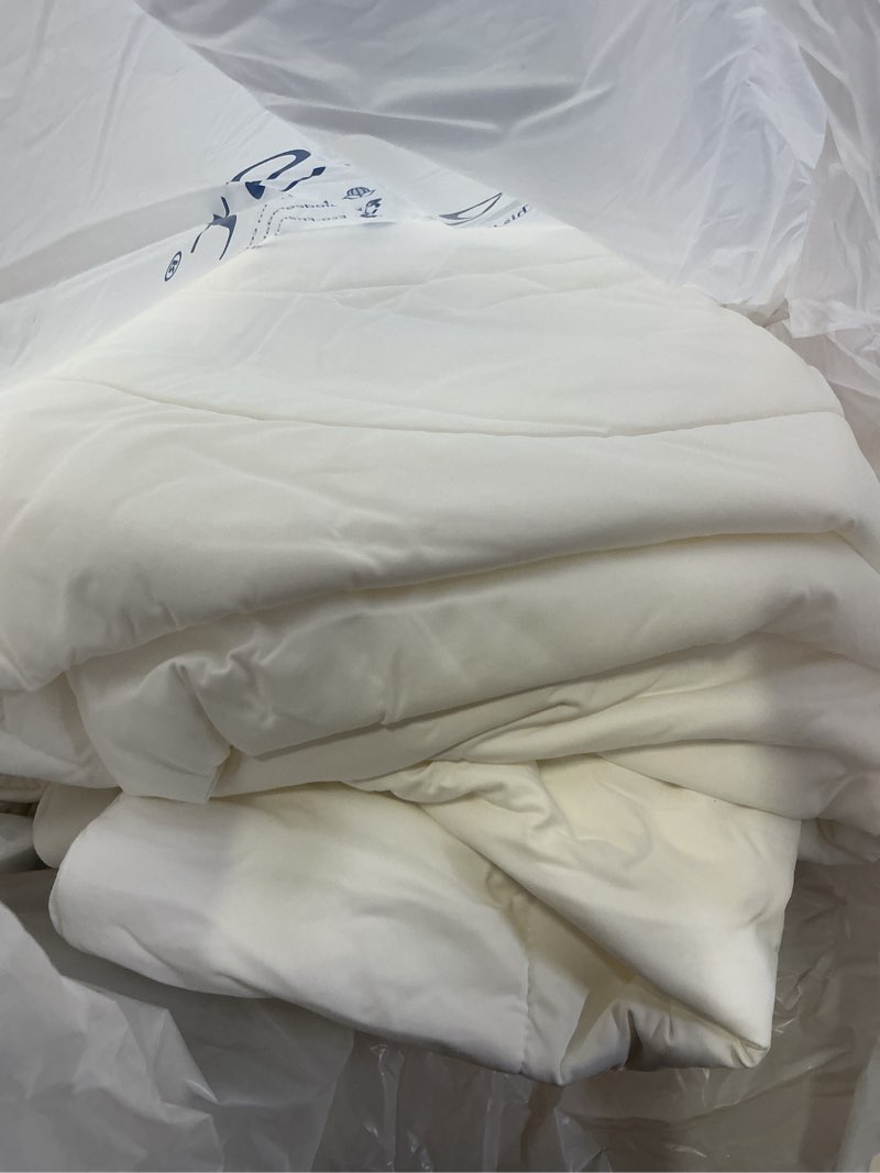 Condition photo showing Good Condition for rest® evercool® cooling comforter, twin/twin xl, blanket for hot sleepers, all season bedding to keep cool for night sweats, breathable lightweight blanket, 68"x90" inches, arctic white arctic white twin / twin xl (68"x90")