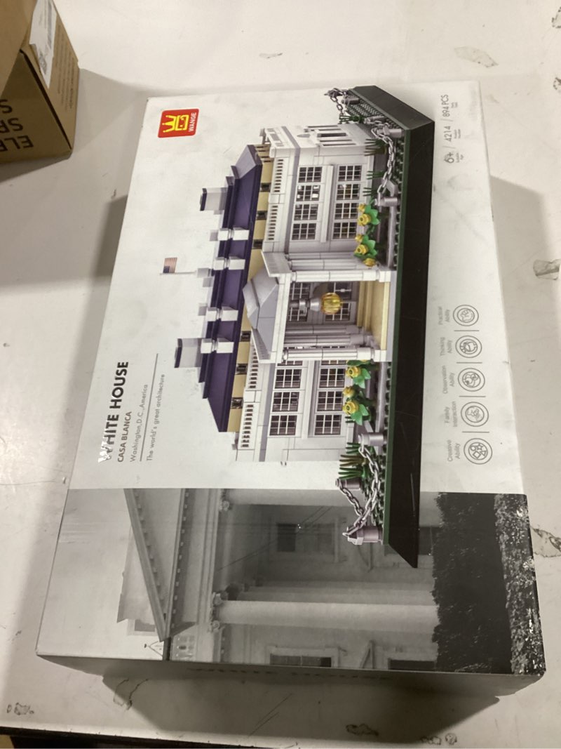 Condition photo showing New/Like New for white house model building block sets 895 pieces washington famous landmark architecture gifts for adults and kids