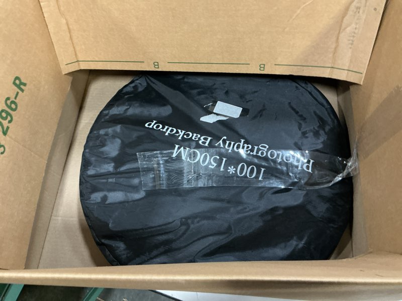 Condition photo showing As Is for 4.92x3.28 ft (1.5mx1m) 2 in 1 polyester muslin black white collapsible reflector backgrounds portable collapsible reversible photography backdrop with carrying bag black/white