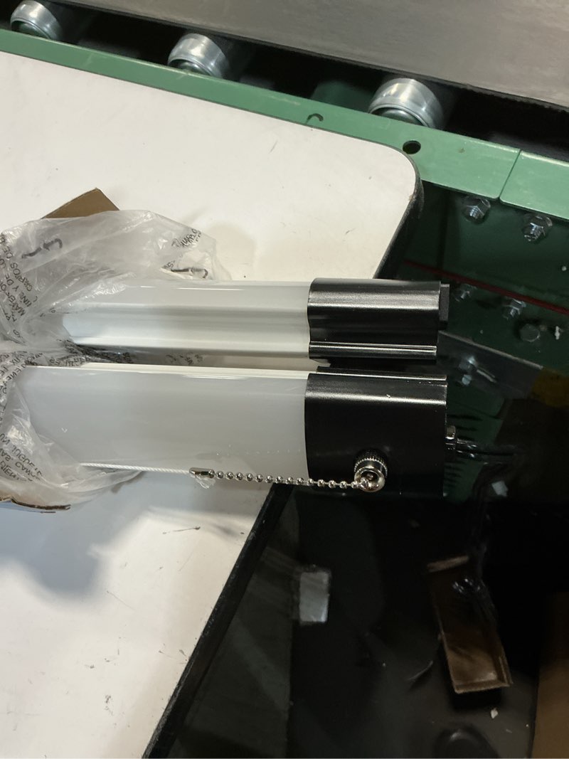 Condition photo showing Good Condition for  Utilitech 4-ft 4000 Lumens White Cool White LED Linear Garage Shop Light 2 -Pack