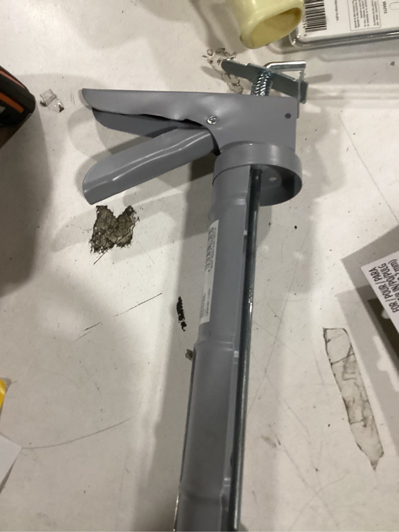 Condition photo showing Good Condition for project source 10 -oz smooth rod caulk gun