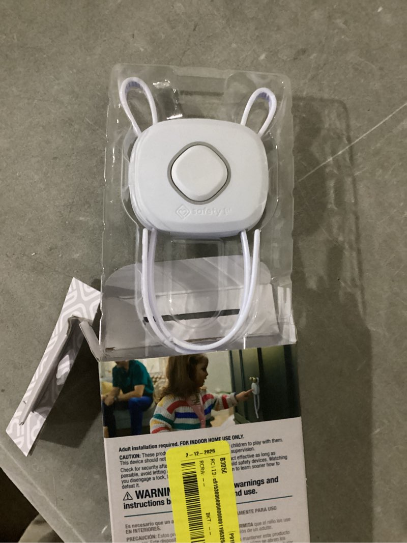 Condition photo showing Good Condition for safety 1st outsmart flex lock white