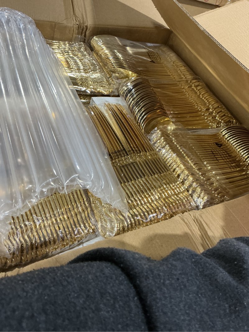 Condition photo showing Good Condition for youbet 700pcs gold plastic dinnerware set - white and gold disposable plates for 100 guest - 200 disposable plates, 300 heavy duty plastic silverware, 100 cups,100 napkins for wedding