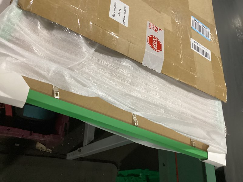 Condition photo showing Good Condition for wyooxoo 18x24 poster frame made of solid wood green picture frames display pictures 16x20 with mat or 18x24 without mat colorful frame for horizontal vertical wall mounting green 18" x 24" ( 1 pack )