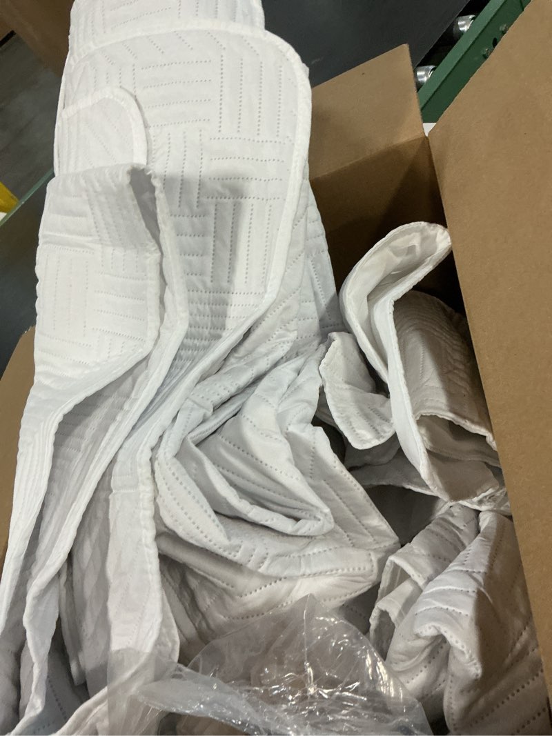 Condition photo showing Good Condition for Lavsiry White Quilt Full/Queen Size with Pillow Shams, Summer Soft Geometric Pattern Bedspread, 3 Pieces Lightweight Coverlet Bedding Set for All Seasons White Full/Queen(90"x96")