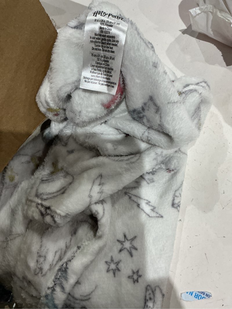 Condition photo showing As Is for harry porter  30 in. x 36 in. (76 cm x 91 cm)  100% polyester  made in china  rn 102074  machine wash separately  in cold water, pantie cycle. use only non-chlorine bleach when needed tumble dry on low heat do not iron. do not dry clean  76 cm x 91 cm (30 po x.36 po)  100% polyester fabriqué en chine  laver séparément en machine à l'eau froide, cycle délica n'utiliser que de feau de javel sans chlore si nécessaire  séchage par culbutage à basse température ne pas repasser. ne pas nettoyer