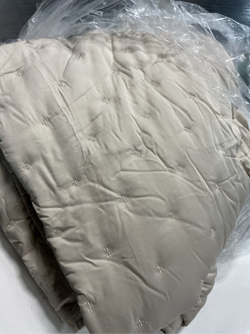 Condition photo showing Good Condition for bamboo dream quilt set, king/cal king, sand