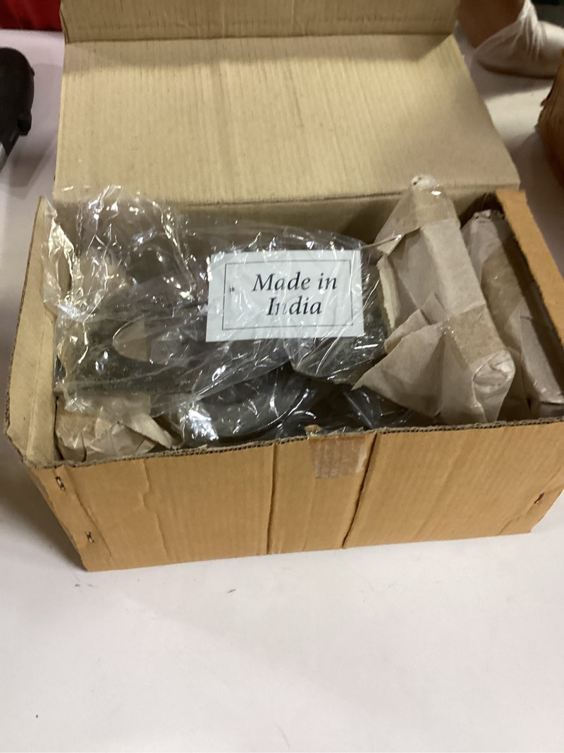 https://lotting-media.assets.bidfta.com/lotting_8f0ae5e8-cb84-415c-b2dd-6bbccae83ca3