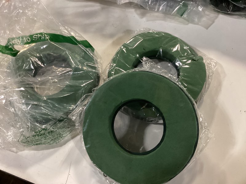 Condition photo showing Good Condition for 3Pcs Floral Foam Rings 10 Inch Round Floral Wet Foam Ring Foam Ring Flower Arrangement Kit for Florist Wedding Foam Decoration, Green