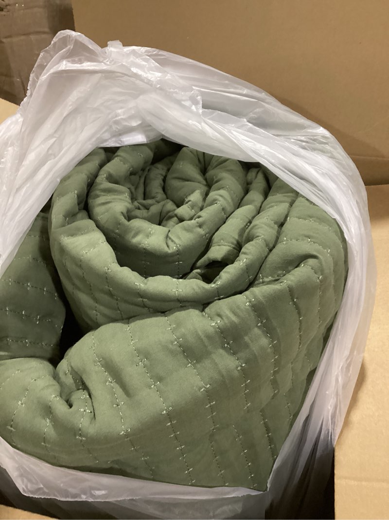 Condition photo showing Good Condition for WRENSONGE King Size Quilt-3 Pieces Lightweight Bedspreads Olive Green King Quilt Bedding Set for All Seasons, Soft Summer Coverlet with 2 Pillow Shams Suitable for Bed, Couch, Quilt Blanket Olive Green King(106" x 94”)