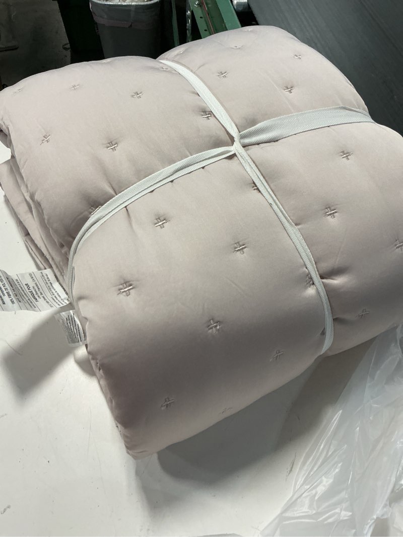 Condition photo showing Good Condition for bamboo dream quilt (88 in x 92 in )