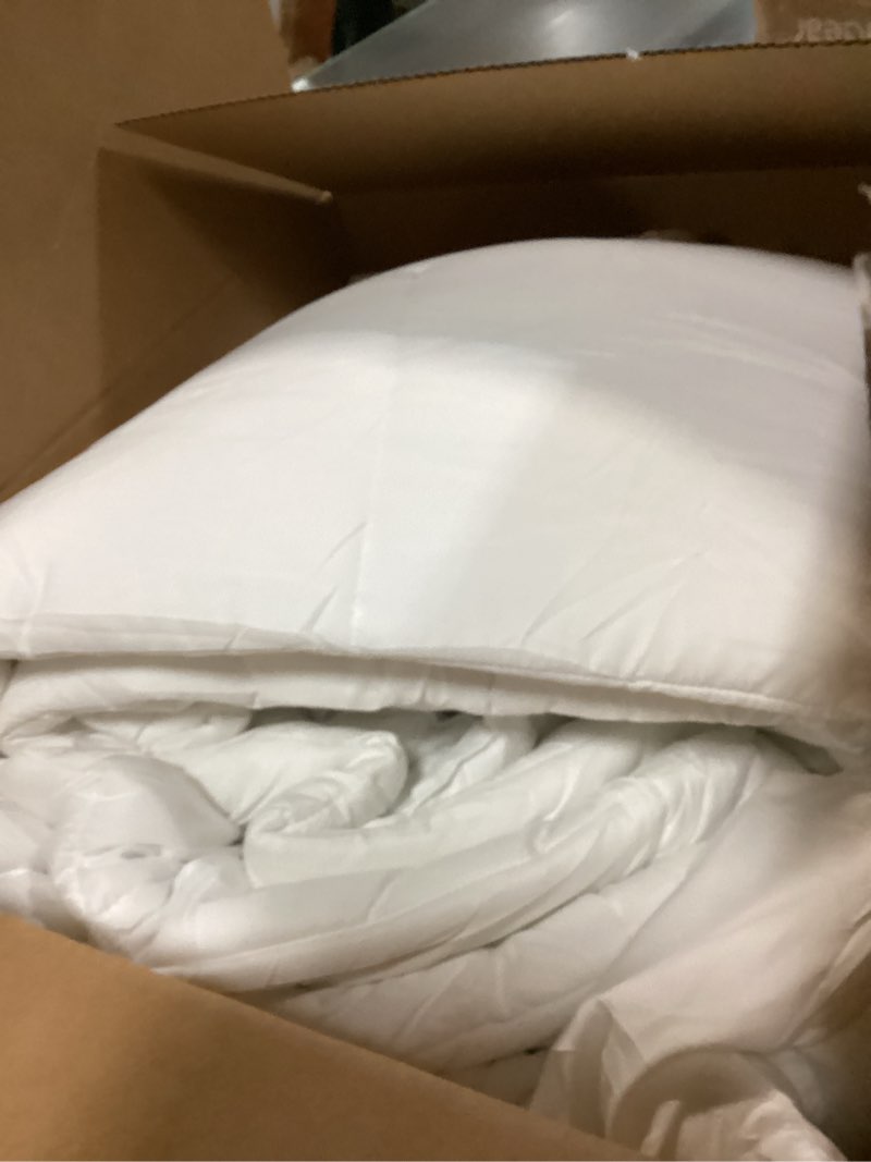 Condition photo showing Good Condition for COHOME Quilted Oversized Queen Size Comforter - All-Season Down Alternative Duvet Insert - Luxury Hotel Winter Warm White Comforter with Anti-Clump Tech & 8 Tabs - Reversible?98"x98"? White Oversized Queen Comforter