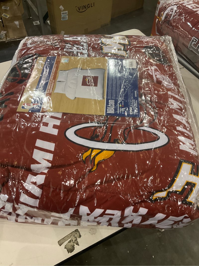 Condition photo showing New/Like New for FOCO Unisex-Adult NBA Team Logo Bed in a Bag Comforter, Sheets, Pillow Cases Bedding 5-Piece Set Miami Heat Full