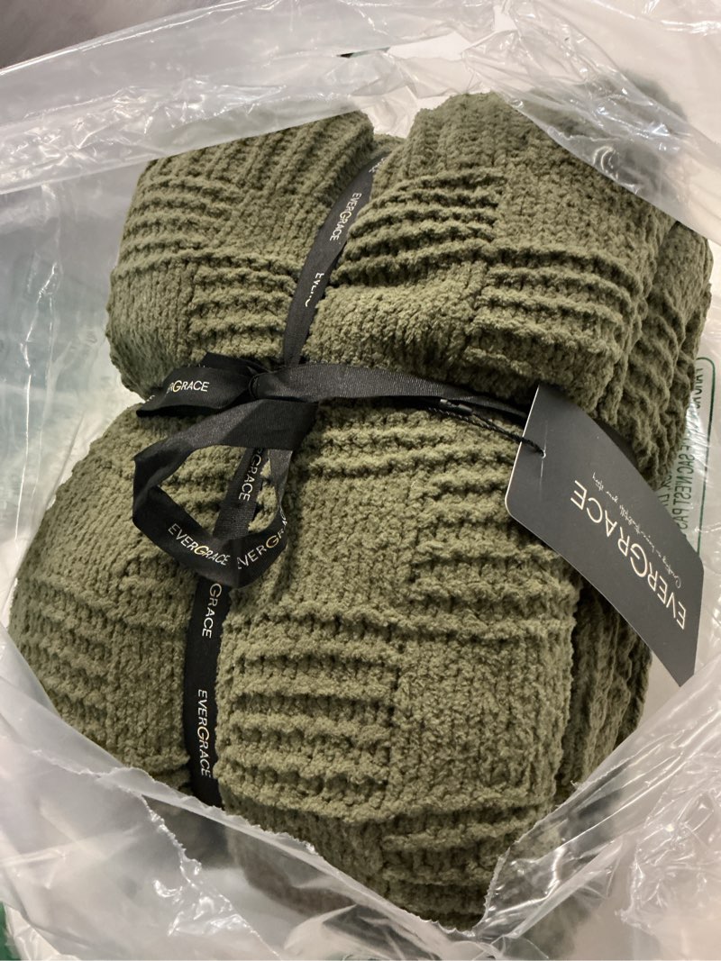 Condition photo showing Good Condition for evergracehome modern checkered chenille throw blanket, soft cozy plaid knitted chair blanket for sofa couch, decorative knit throw for bed and living room, olive green, 50" x 60" checkered olive green 50" x 60"