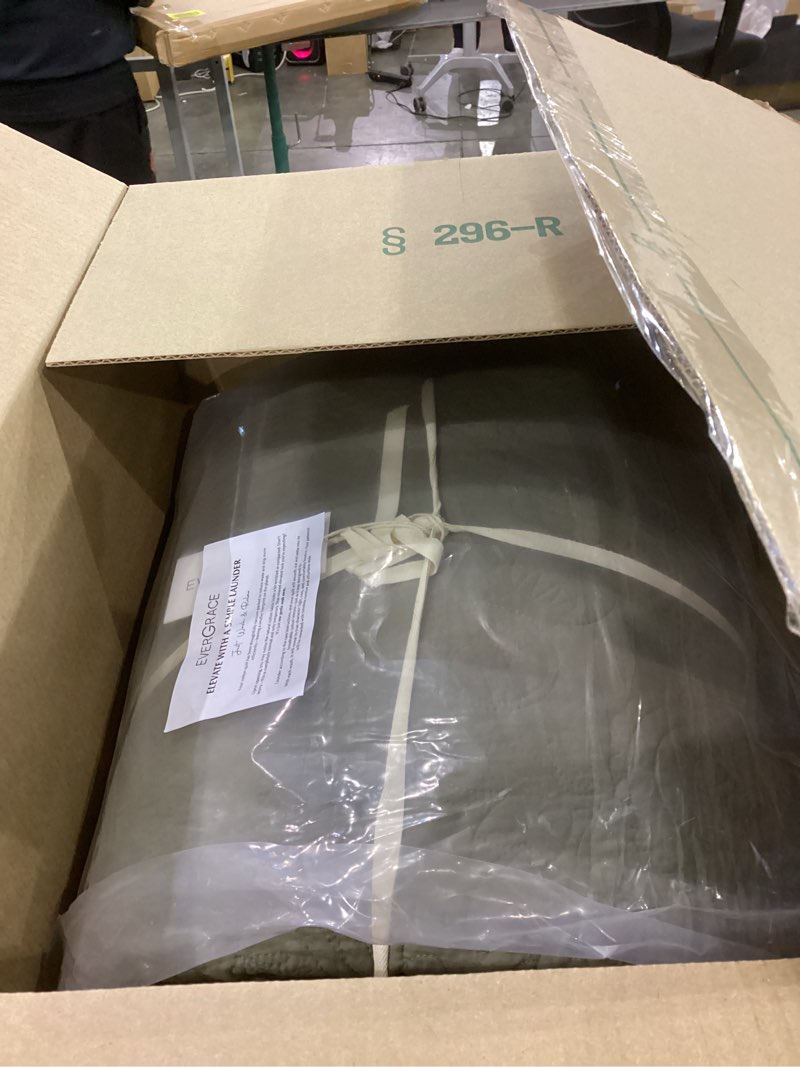 Condition photo showing As Is for EVERGRACE 100% Cotton Paisley Quilt Set, King Size 3 Piece Set – Prewashed Lightweight Bedspread with 2 Shams, Soft & Breathable Matelasse Coverlet for All-Season Comfort, Olive Green King Paisley Olive Green