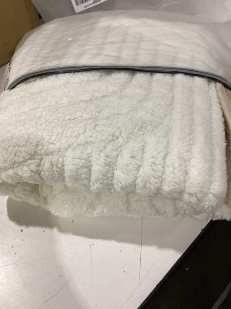 Condition photo showing Good Condition for 1pc plush non-slip sofa cover, bohemian modern simple, dust-proof, machine washable polyester fabric, suitable for 3/2/4-seater and sectional sofas, vintage style for living room decor (white)