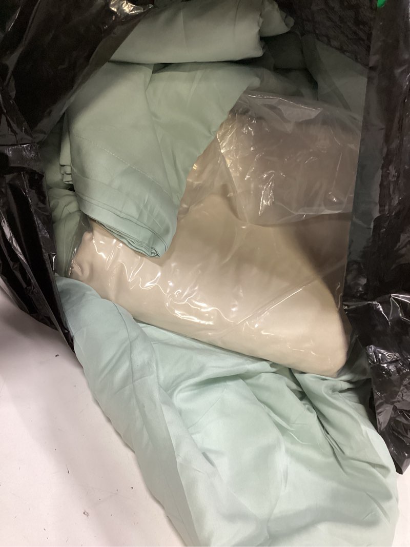 Condition photo showing Good Condition for bedsure full size comforter set - 7 pieces sage green full bedding set for all seasons, boho contrasting design bed in a bag with comforter, sheets, pillowcases & shams 01 - sage green/beige full