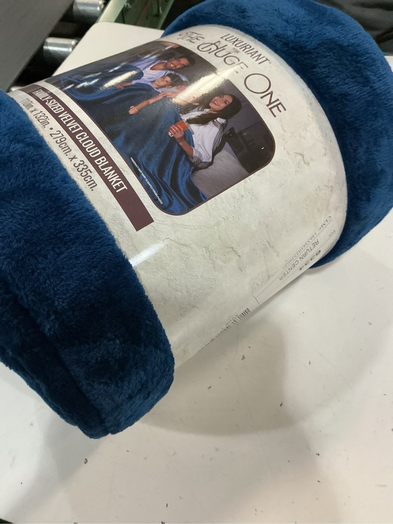 Condition photo showing Good Condition for northwest classics the huge one oversized cozy cloud throw blanket, 110" x 132", navy navy 110" x 132"