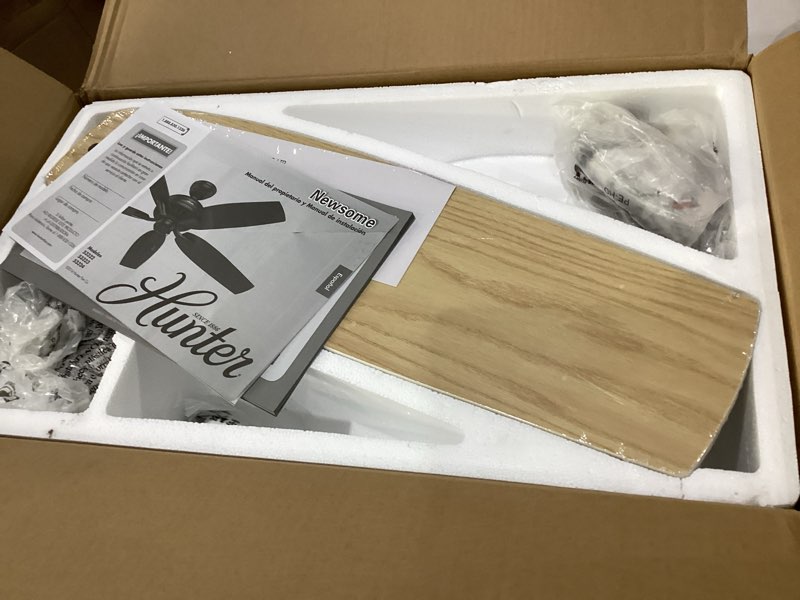 Condition photo showing Good Condition for hunter fan 52 inch casual fresh white indoor ceiling fan with light kit (renewed)