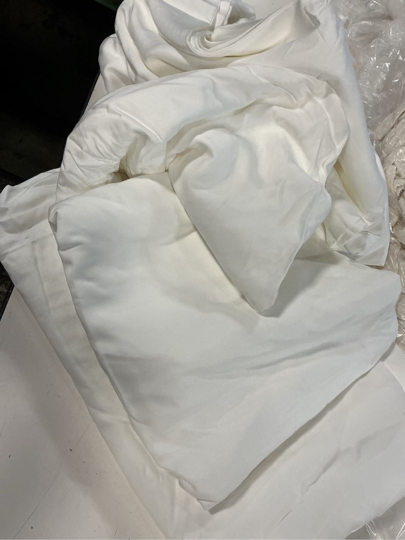 Condition photo showing As Is for quince bamboo sheet set of 4 , king, white