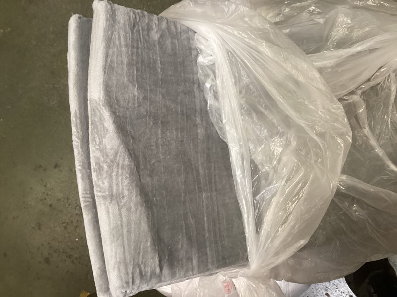 https://lotting-media.assets.bidfta.com/lotting_90a6e10a-5d38-4fc0-a195-ab314f9916a6