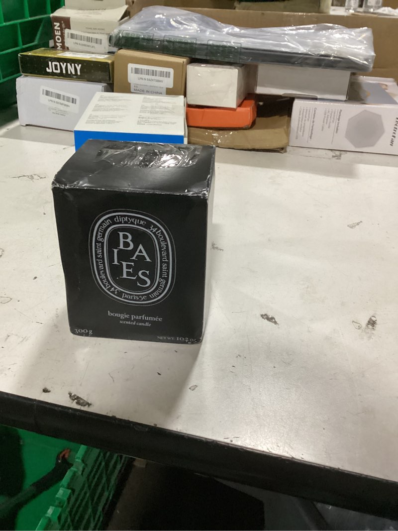 Condition photo showing New/Like New for diptyque black baies floral candle-10.2 oz