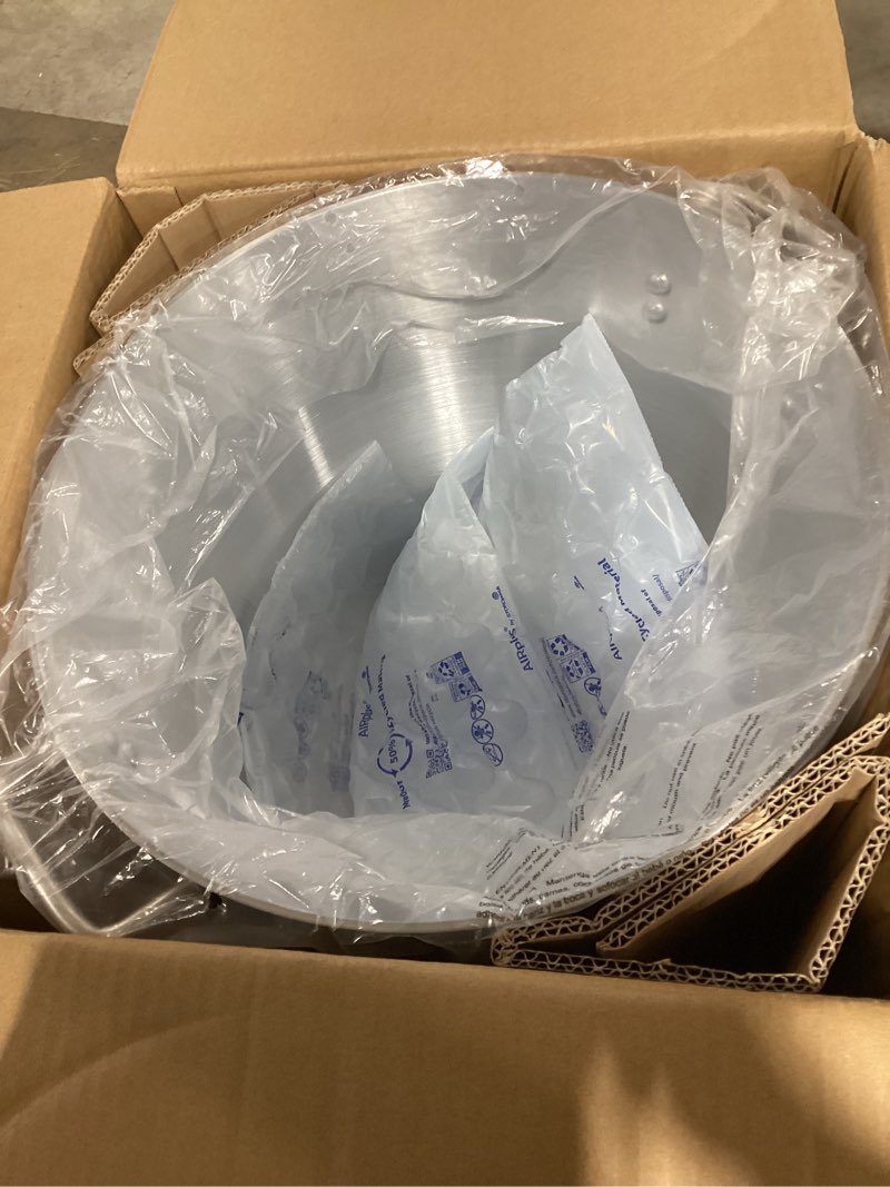 Condition photo showing Good Condition for winware professional aluminum 40-quart stockpot, silver