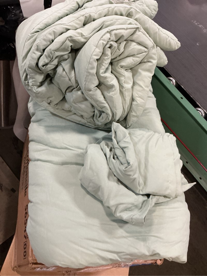 Condition photo showing Good Condition for Litanika Queen Comforter Set Sage Green, 3 Pieces Lightweight Comforters Queen Size Solid Bedding Comforters Sets, Down Alternative Comforter Bed Set Quilt Blanket Sage Green Queen