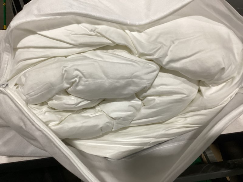 Condition photo showing Good Condition for cotton pintuck comforter king/cal king white
