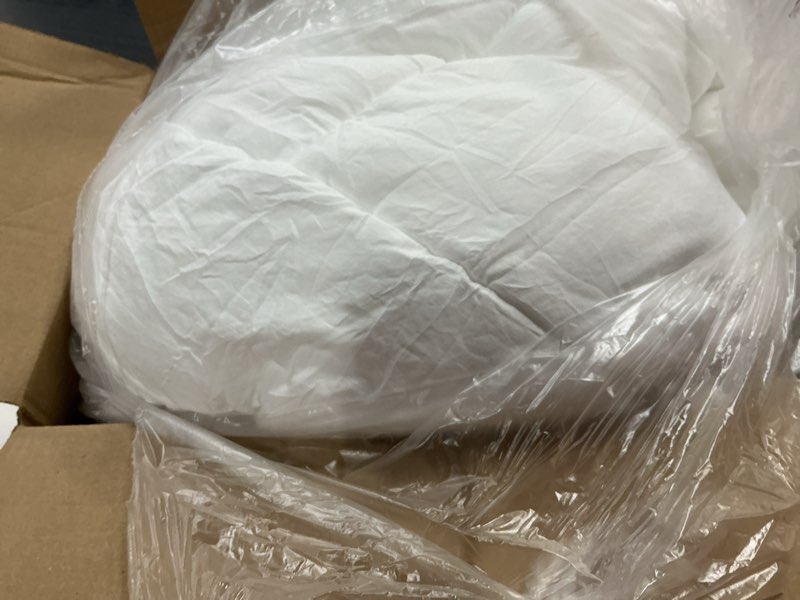 Condition photo showing Good Condition for Bedsure Comforter Duvet Insert - Quilted Comforters King Size, All Season Duvet, GentleSoft Down Alternative Bedding Blanket, with 8 Tabs, Gifts for Women/Men, White, King 90 x 102 Inches White King