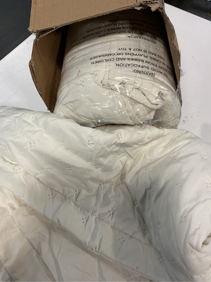 Condition photo showing Good Condition for Bedsure King Quilt - Ivory Bedspread King Size & Lightweight Comforter, Modern Cottage Coverlet with Clover Pattern, Ultra Soft All-Season Bedding, 106 x 96 Inches | Stitch-Free Quilting, Ultra Soft, Lightweight, Machine Washable, Pet-Friendly 13 - Ivory - Clover King