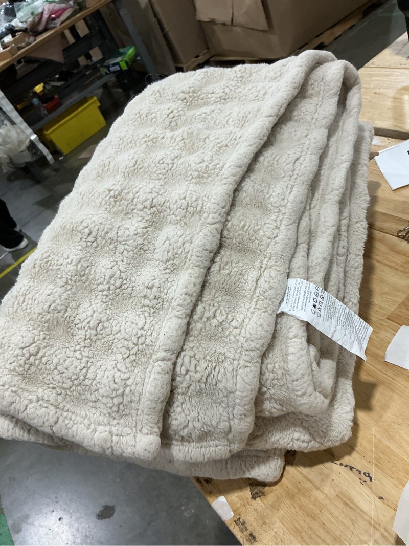 Condition photo showing Good Condition for bed & bath | bedding | blankets & throws | blankets