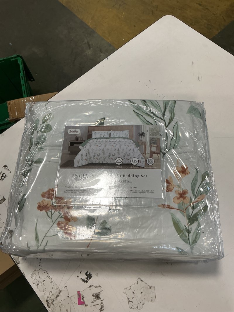Condition photo showing New/Like New for Rosecret floral lightweight quilt bedding set