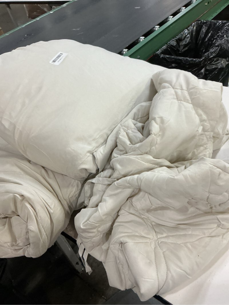 Condition photo showing As Is for intelligent design king comforter set – ivory lily puffy floral shabby chic boho bedding comforter set, pinch pleat bedding sets, ultra-soft, lightweight & all-season, king/cal k king ivory