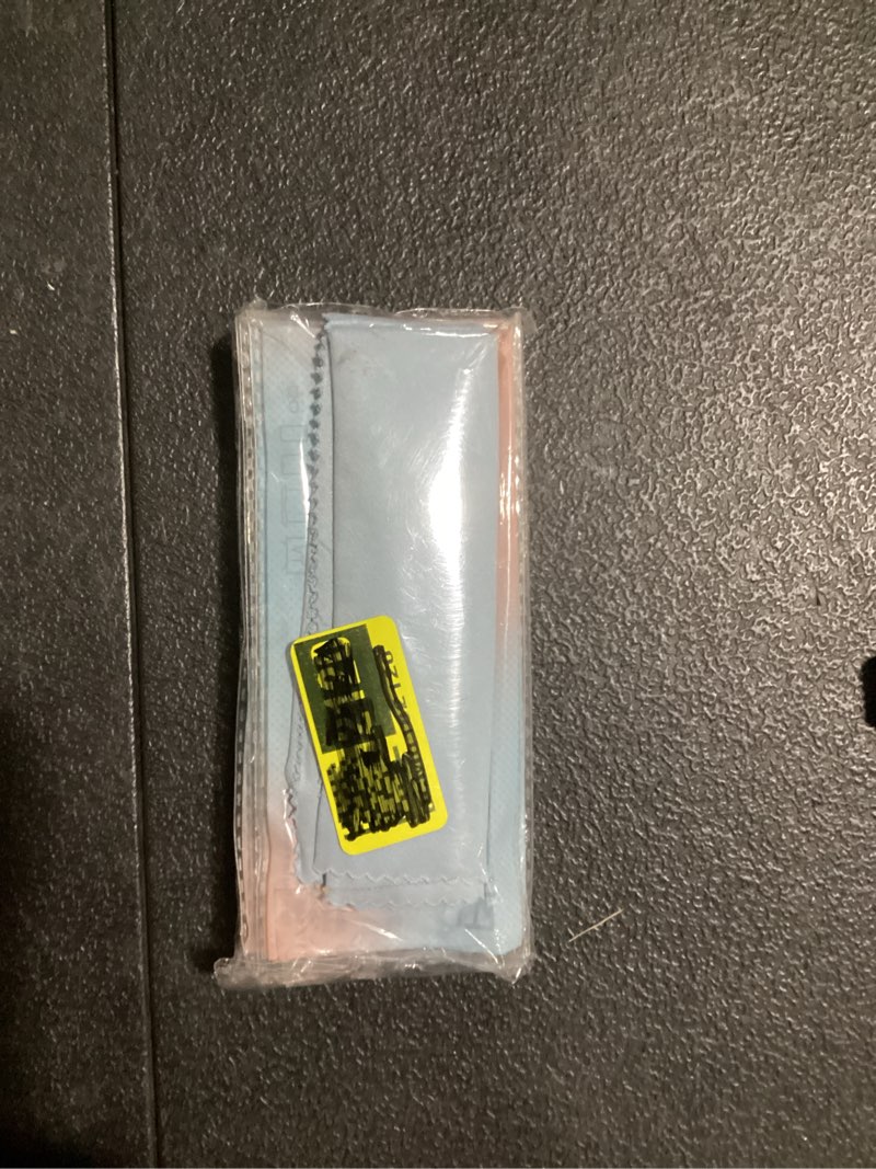 Condition photo showing New/Like New for elite tech gear microfiber cloth - 4-pack oversized cleaning cloths. washable and durable microfiber cleaning cloth for glasses, lenses, electronics and screens. high tech quality material 12" x 12"