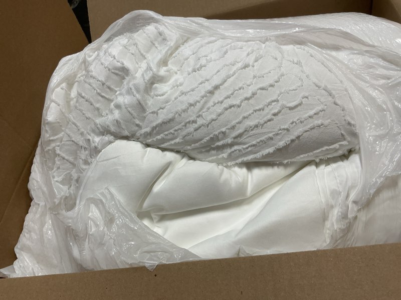 Condition photo showing Good Condition for andency oversized king size comforter set with sheets white - 7 pieces bed in a bag oversized king boho tufted lightweight bedding sets with comforter, sheets, pillowcases & shams white oversized king (120"x98")