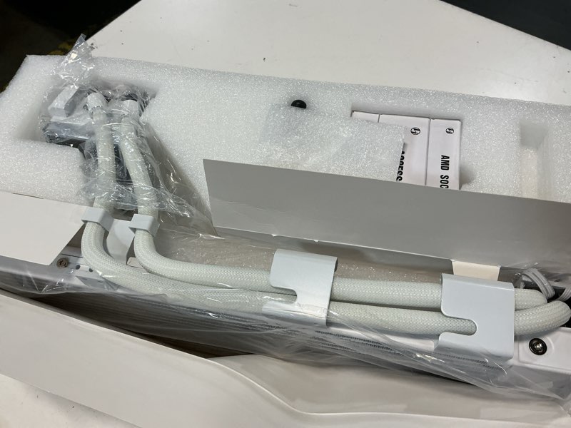 Condition photo showing Good Condition for lianli hydroshift ii lcd-s 360 fanless water cooling system, white, 360mm radiator, side mount design, 3.4" ips lcd display, magnetic hot swap lcd mount, ghs2lcds36nw